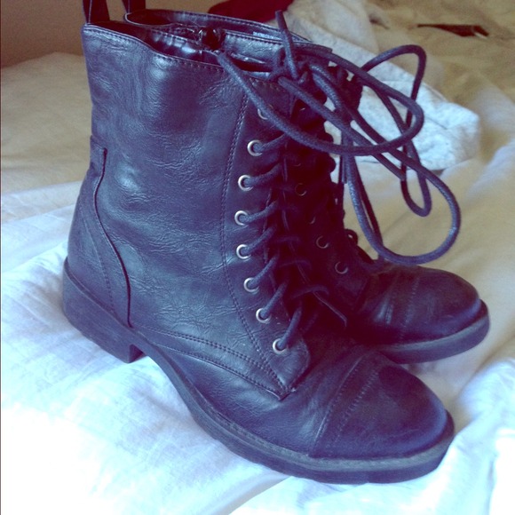 🔴🔴 SOLD 🔴🔴Black combat boots