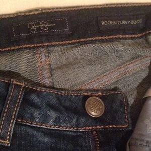 Jessica Simpson rockin' curvy boot jeans .