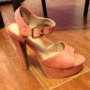 Orange mauve color. Very cute on NWT