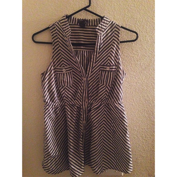 Sleeveless button up