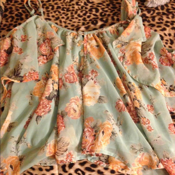 🌺Tobi enchant me floral top🌺 NWOT