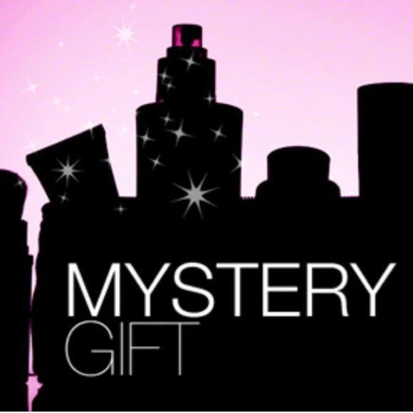 💕 Receive a FREE mystery gift with any purchase💕