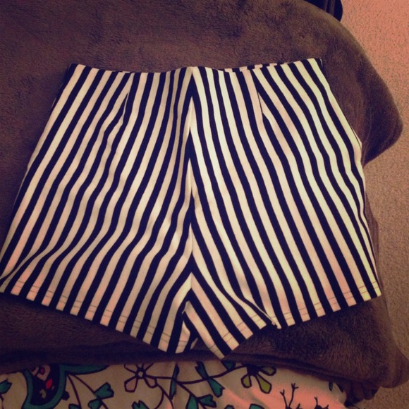 Outerwear - Black&white striped short shorts