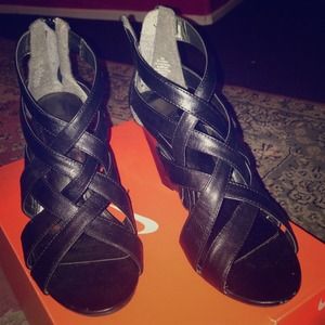 ❤️ Black criss cross wedge sandals ❤️