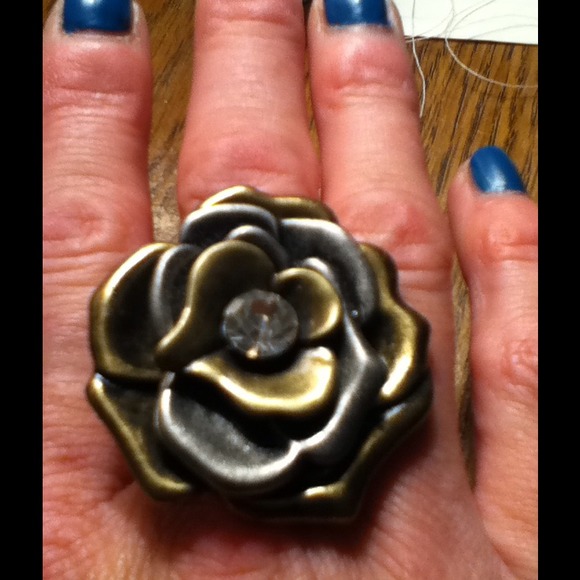 🌸🌸FLOWER RING W/RHINESTONE IN CENTER🌸🌸