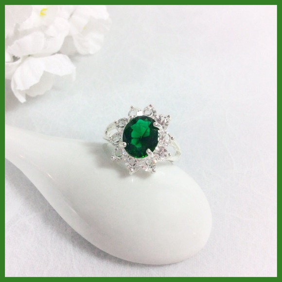 Emerald Cocktail Ring - Picture 1 of 3