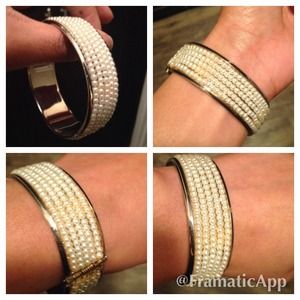Bead & gold tone clasp bracelet.
