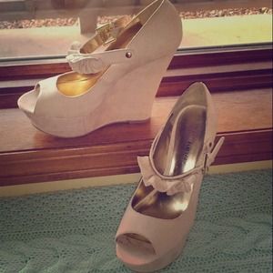 Fabulous Nude Tan Wedges