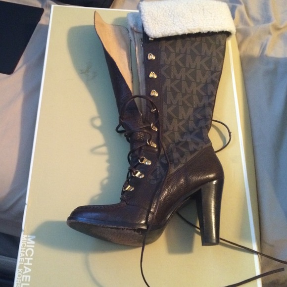 🎊🎉 SOLD 🎊🎉 MK Siganture lace up boots