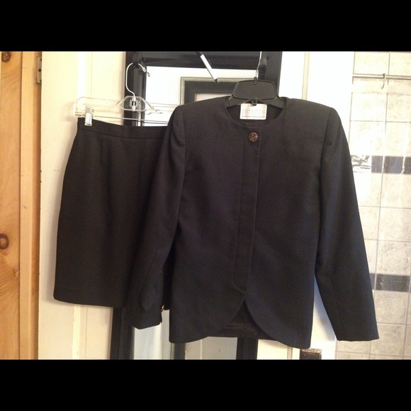 SOLD!!!🚫🚫Black suit!  Very classy🚫🚫