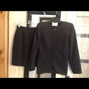 SOLD!!!🚫🚫Black suit!  Very classy🚫🚫