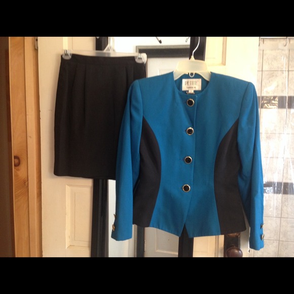 SOLD🚫🚫Petite Sophisticate Colorblock Suit!🚫🚫
