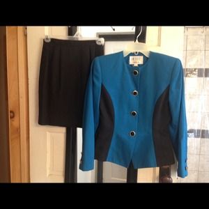 SOLD🚫🚫Petite Sophisticate Colorblock Suit!🚫🚫