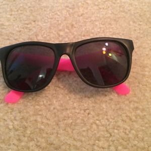never worn vineyard vine sunglasses