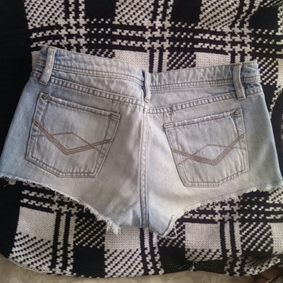 Light-wash Denim Cut-off  Frayed Shorts - Picture 3 of 4
