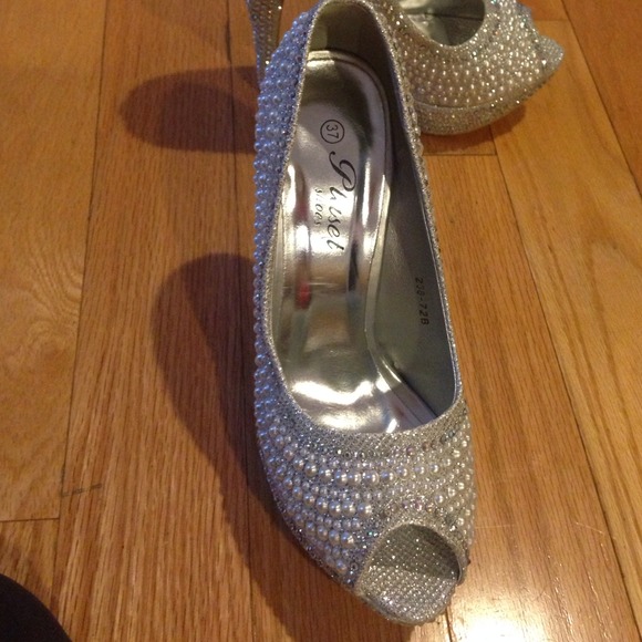 Shoes - Picture 3 of 4
