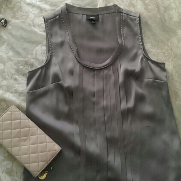 Pretty Pleated Sleeveless Blouse - Picture 2 of 4