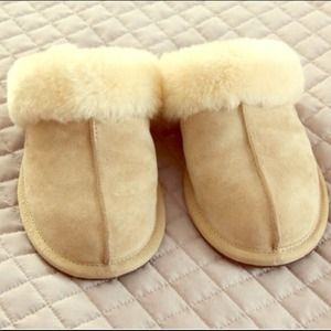 *Authentic* Like New! UGGs Scuffette Slippers