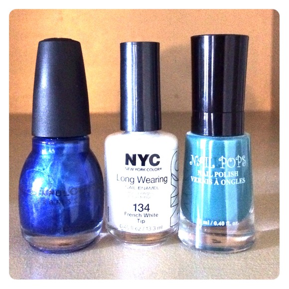 ✨FREE WITH PURCHASE OVER $40✨ Blue & White Polish - Picture 1 of 3