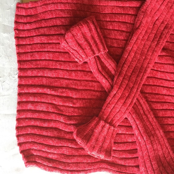 Red sweater - Picture 4 of 4