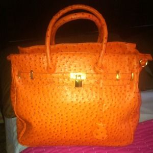 Bright orange color handbag🍊🍊🍊