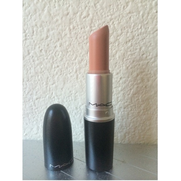 Mac Satin Lipstick in "Myth"💄