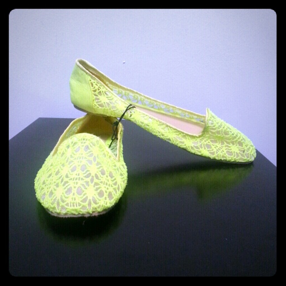 NWT Super Cute & Comfy Neon flats size 8