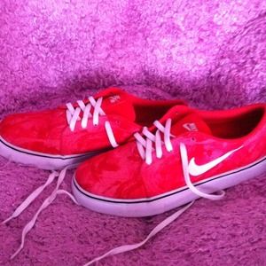 Hot pink and white Nike sb's 💁😘