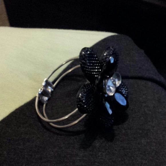 FREE w/ purchase Flower bracelet - Picture 1 of 4