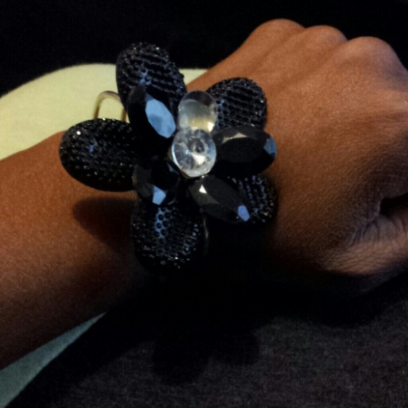 FREE w/ purchase Flower bracelet - Picture 2 of 4