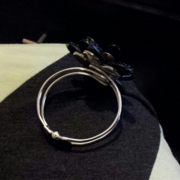 FREE w/ purchase Flower bracelet - Picture 3 of 4