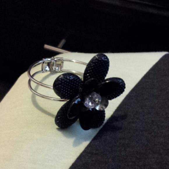 FREE w/ purchase Flower bracelet - Picture 4 of 4