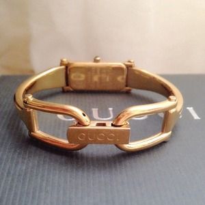 Gucci 1500L mother of pearl gold bracelet watch