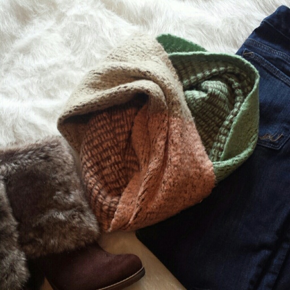 Gorgeous Infinity Scarf - Picture 3 of 4