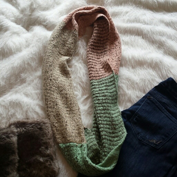 Gorgeous Infinity Scarf - Picture 4 of 4