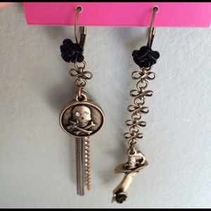Betsey Johnson earrings set