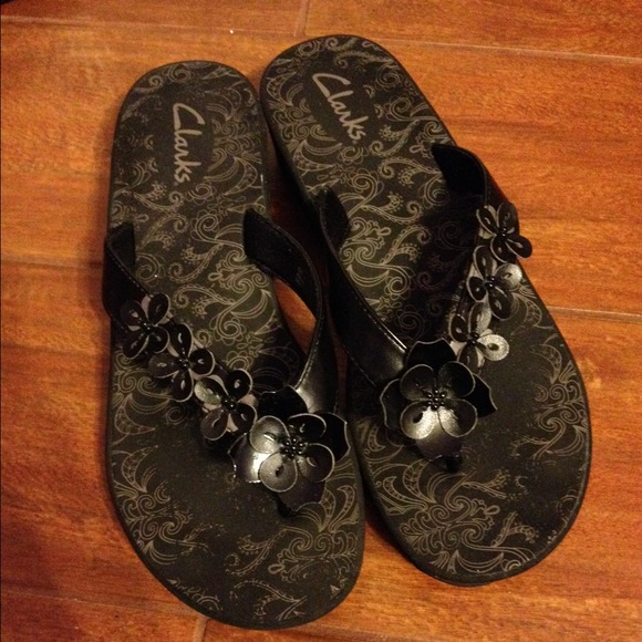 Clark's black flip flop