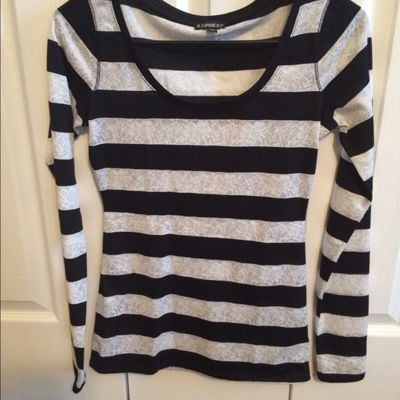 ❌SOLD❌black and white striped scoop neck tee