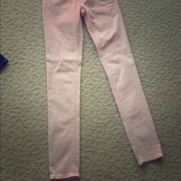Really cute light pink skinny jeans!