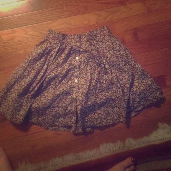 Floral high waisted skirt.