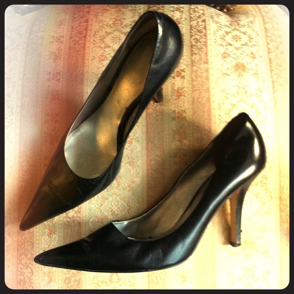 Nine West black pumps back to the classics