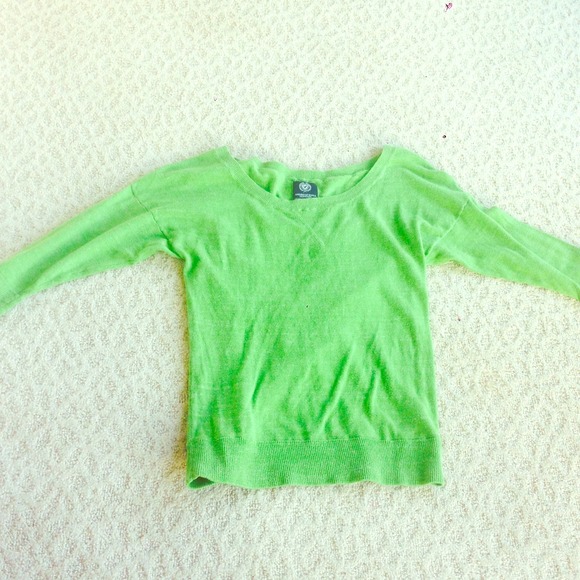 Bright green soft quarter sleeve sweater