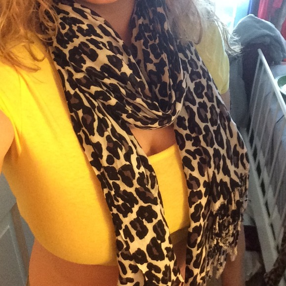 Cute cheetah scarf 🐆