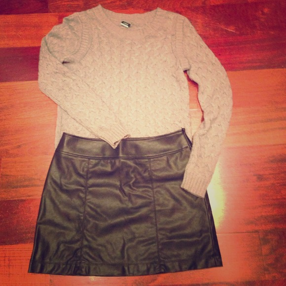 NWT UNI QLO Faux Leather blk mini skirt