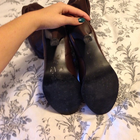 Tall brown high heel boots - Picture 3 of 3