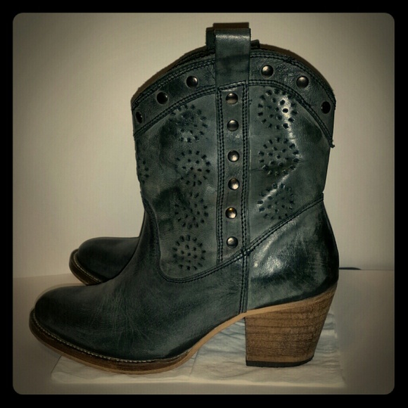 Used Dingo Booties size 6.0