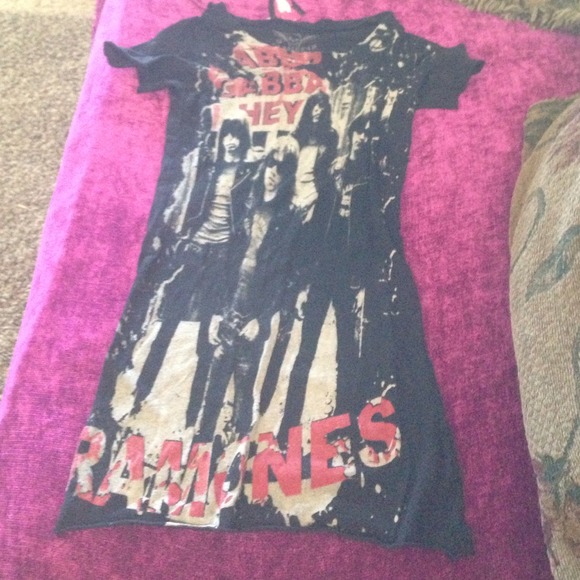 Ramones top