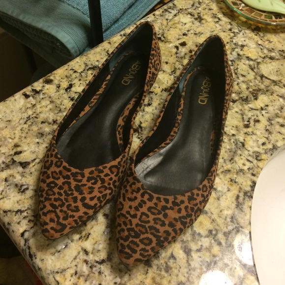 Cute pointy leopard flats!