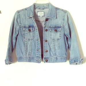 S O L D‼️Cropped light washed denim jacket