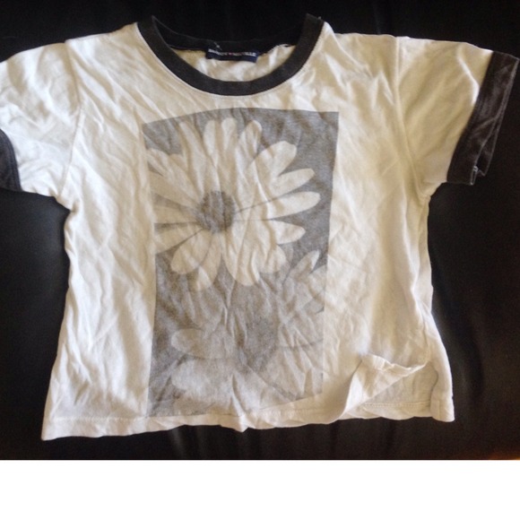 Brandy Melville Tops - Daisy crop top